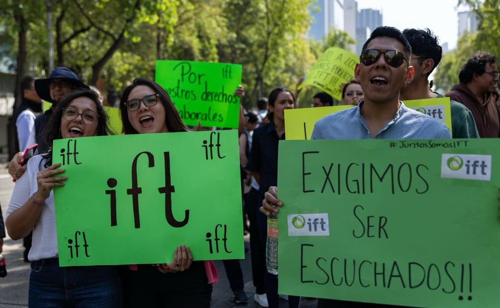 Ante extinción del IFT, trabajadores protestan en el Senado; acusan que no hay mesas de diálogo para una transición. Foto: Hugo Salvador/EL UNIVERSAL