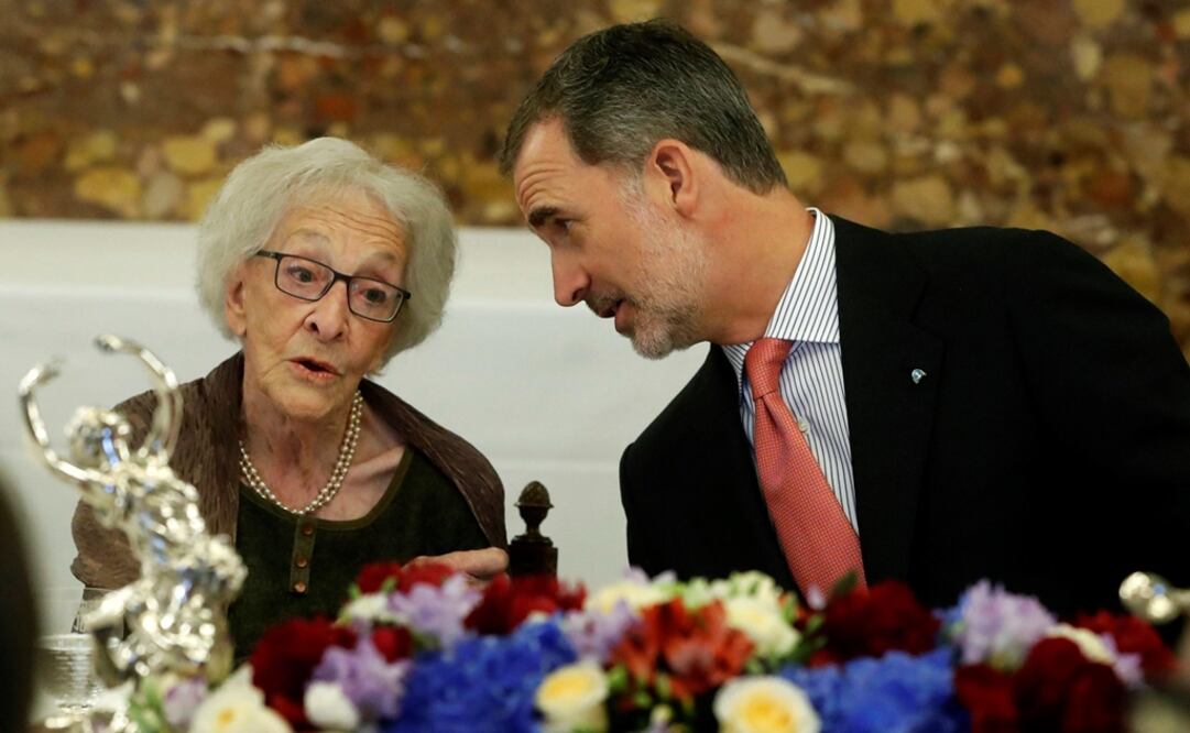 Ida Vitale y el rey Felipe conversan durante el almuerzo ofrecido por los Reyes de España a una representación del mundo de las letras. EFE/Juan Carlos Hidalgo