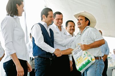 Gobernador entrega apoyos a agricultores afectados por frío
