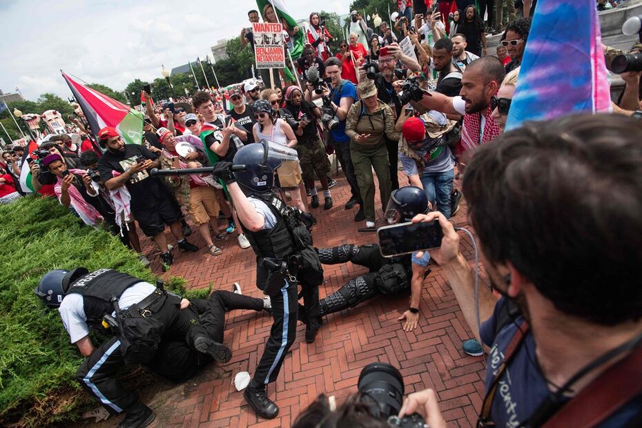 Manifestantes propalestinos y policía se enfrentaron en Union Station en Washington, DC, el 24 de julio de 2024, durante una protesta contra la visita del primer ministro israelí, Benjamin Netanyahu, a Estados Unidos. Foto: AFP