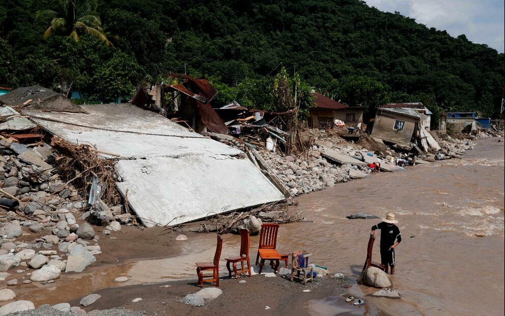 En la localidad de Chahuatlán, Veracruz, más de la mitad de las viviendas resultaron afectadas, tras las intensas lluvias del 10 de octubre que provocaron el desbordamiento del río, el 20 de octubre de 2025. Foto: Diego Simón Sánchez/EL UNIVERSAL