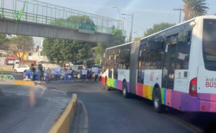 Padres de familia bloquean Avenida Central; exigen se repare primaria dañada por sismos de 2017