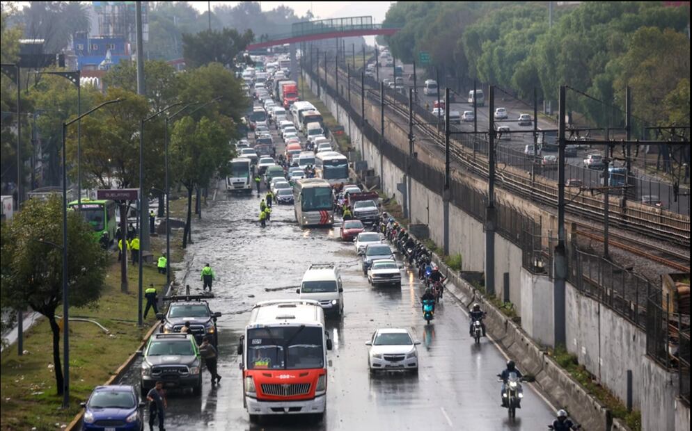 Elementos de Tránsito de la SSC agilizan el tráfico por un severo encharcamiento en la calzada Ignacio Zaragoza a la altura de Gral. Florencio Antillón en la colonia Juan Escutia; hay autos y tráileres descompuestos en carriles centrales. Foto: Francisco Rodríguez/EL UNIVERSAL