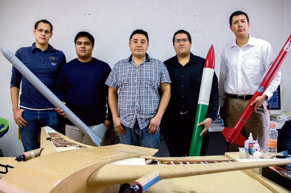 Alumnos explicaron que el primer prototipo de las aletas del cohete se realizó en una impresora 3D (que usa plástico ABS). (ARCHIVO EL UNIVERSAL)