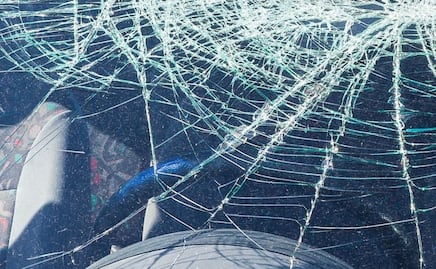 Encuentra a su esposo con la amante y le destruye el auto