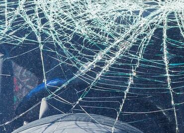 Encuentra a su esposo con la amante y le destruye el auto