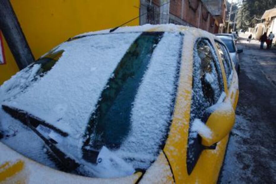 Caída de nieve provoca caos en la carretera México-Toluca 