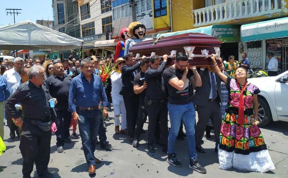 Después de la misa de cuerpo presente el ataúd fue cargado por ocho amigos del notario para subirlo a la carroza, el cuerpo fue trasladado a un panteón ubicado en la alcaldía capitalina de Xochimilco para ser inhumado. Foto: Emilio Fernández. EL UNIVERSAL