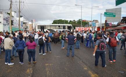 CNTE bloquea accesos al Centro de Convenciones que inaugurará Peña Nieto