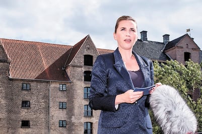 Atacan a la primera ministra danesa en la calle; sospechoso está bajo custodia