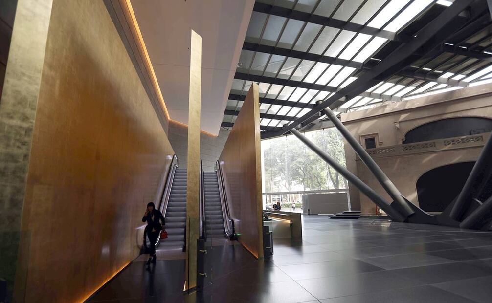 El aspecto del interior del lobby de la Torre Reforma ayuda a apreciar lo que fue posible gracias a la maniobra de mover la Casa O'Hea: los muros de la casona (der.) parecieran parte del diseño de interiores. Foto: Fernando Ramírez/EL UNIVERSAL.