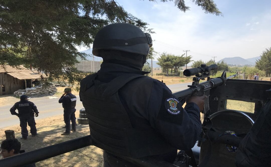 Locals say that after years of government corruption and soaring crime, they are better off managing public resources themselves - Photo: Charbell Lucio/EL UNIVERSAL