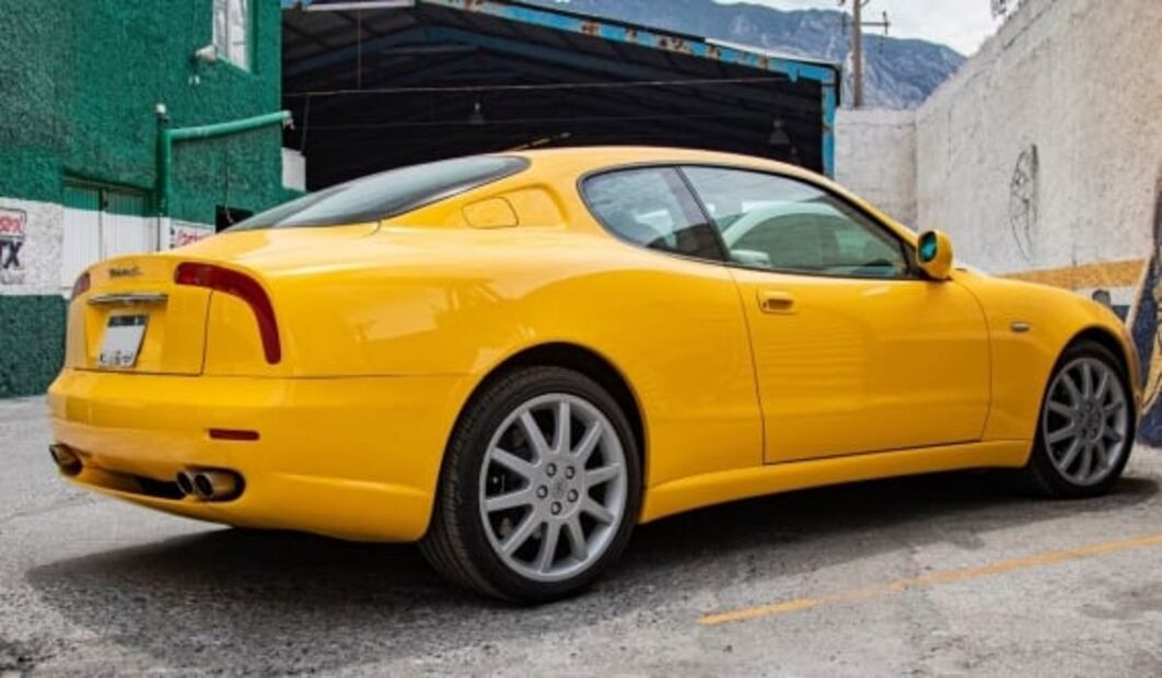 La difícil tarea de reparar un Maserati viejo