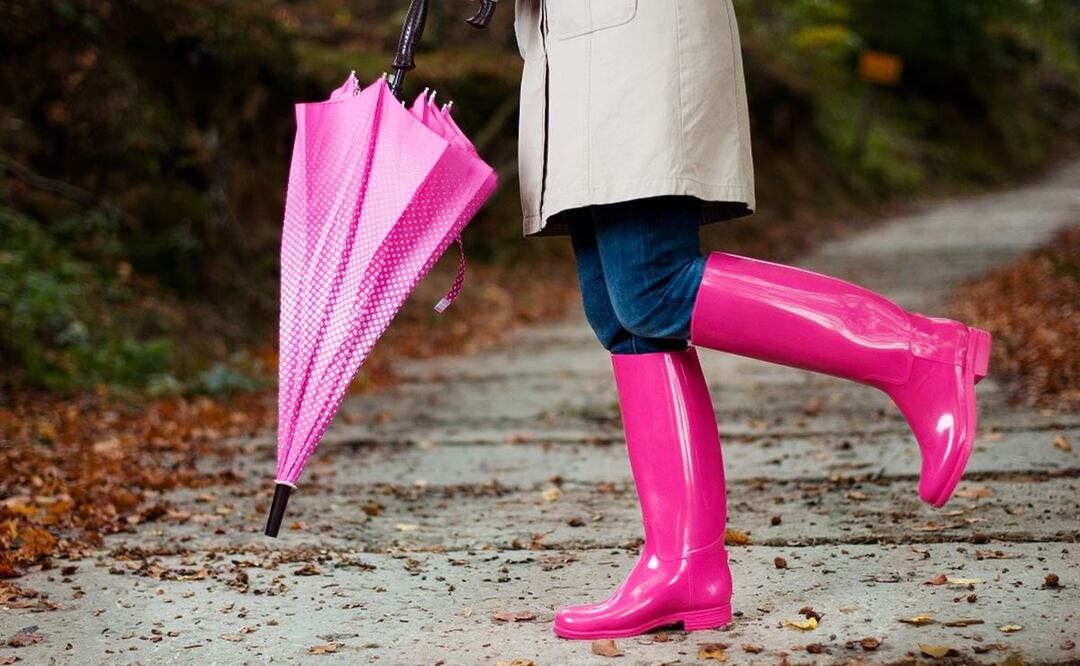 Las botas de lluvia requieren cuidado especial. Foto: Freepik