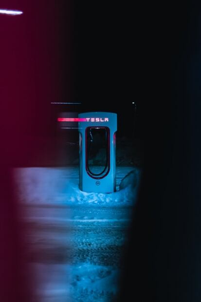 Dueño de un Tesla se queda atorado 15 horas cargando el auto