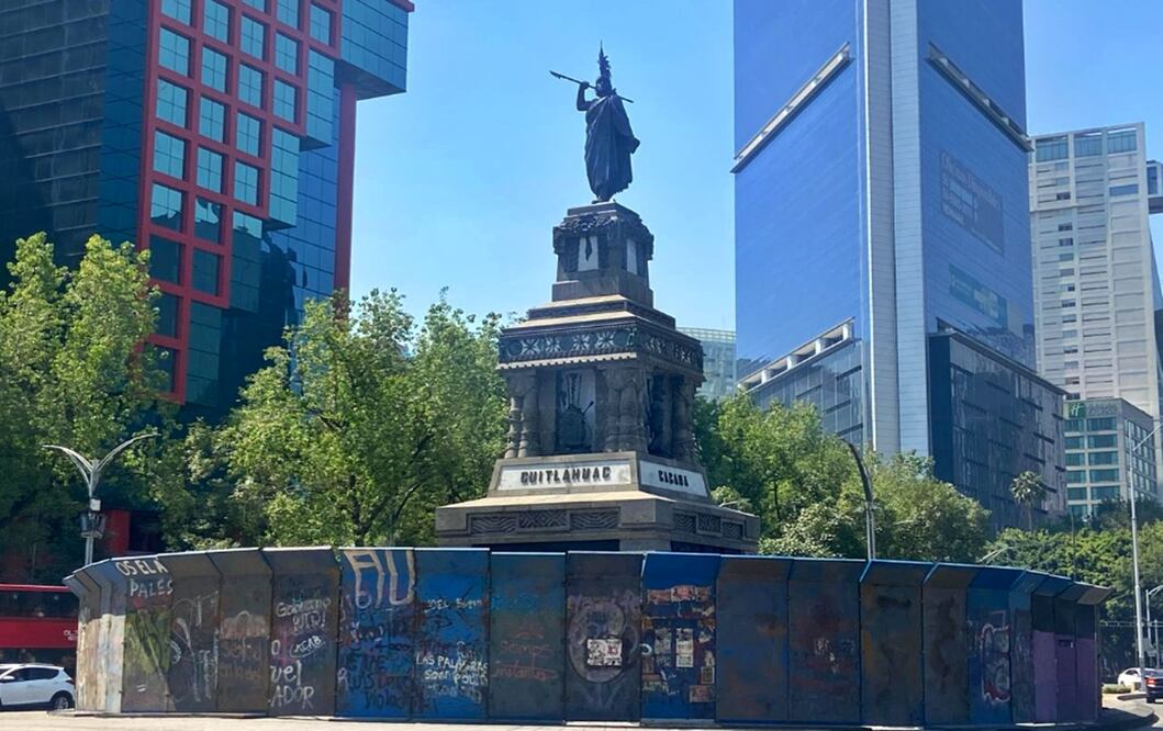 Vallas metálicas fueron colocadas en negocios, hoteles y centros comerciales que se ubican sobre Paseo de la Reforma. Foto: Juan Carlos Williams / EL UNIVERSAL