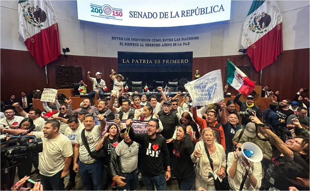 Trabajadores del Poder Judicial dan portazo en el pleno del Senado el 10 de septiembre de 2024. Foto: Berenice Fregoso/EL UNIVERSAL