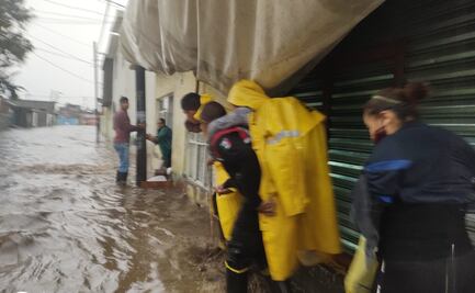 Afectaciones por lluvia llegan hasta Ixtapaluca; trasladan a personas en lanchas