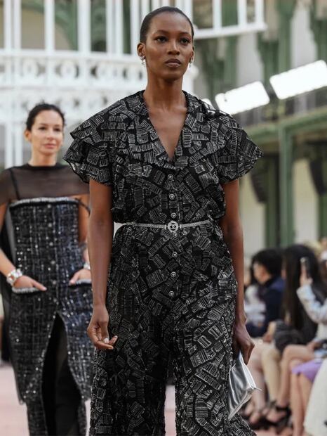 El cinturón es el mejor aliado para vestir si tienes cuerpo rectángulo. Foto: Chanel