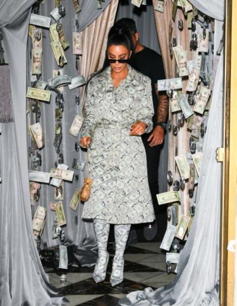 Kim Kardashian se viste con un atuendo hecho de billetes de dólares