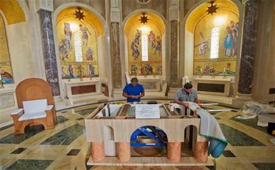 Preparations of the altar that Pope Francis will use during his Mass next week, inside the Basilica of the National Shrine of the Immaculate Conception in Washington. (Photo: AP)