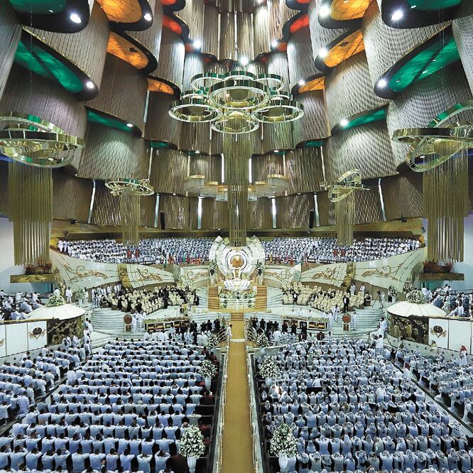 Los feligreses rezaron por su líder, Naasón Joaquín García, preso en Estados Unidos acusado de delitos sexuales y pornografía infantil. FOTOS: CARLOS ZEPEDA. EL UNIVERSAL