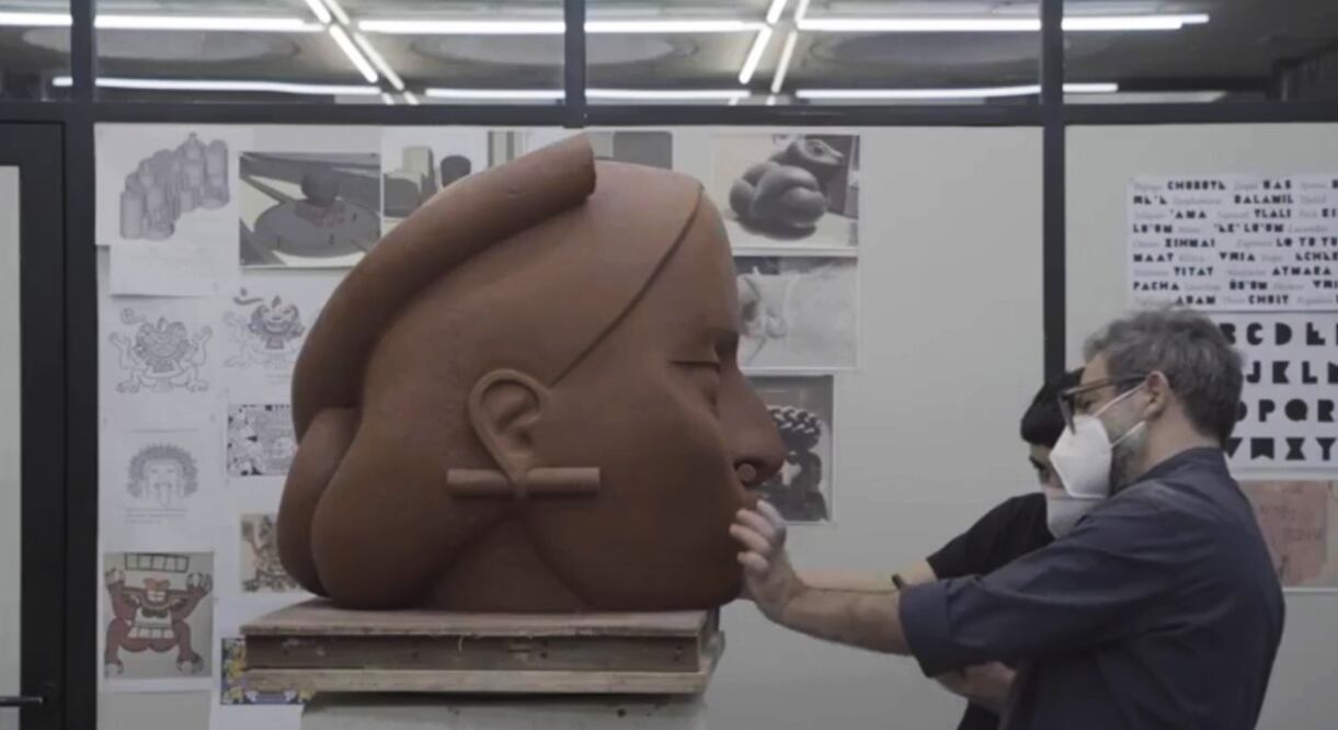 Pedro Reyes y "Tlali". Foto: archivo 