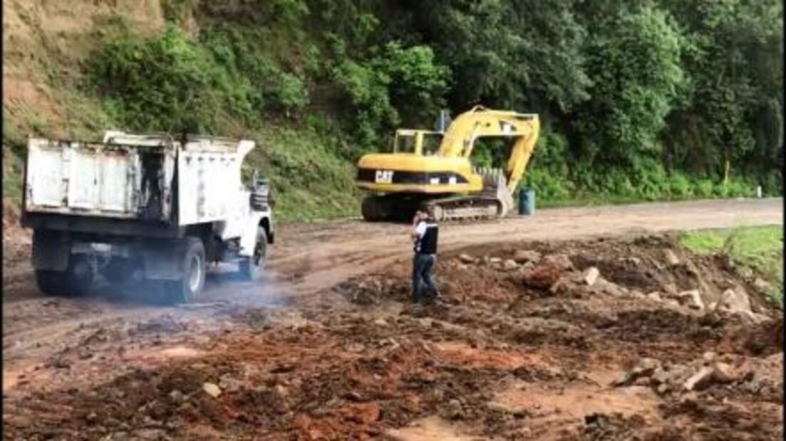 Mantienen cerrada carretera Durango-Mazatlán por retiro de rocas