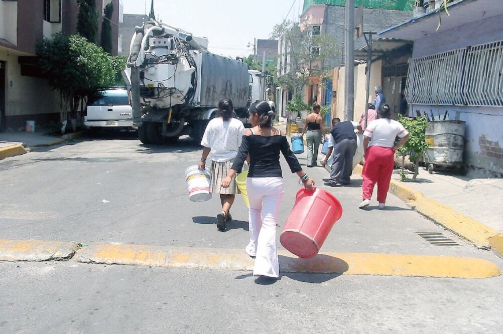 El Organismo de Agua Potable municipal distribuyó líquido gratuito a través de pipas para la población afectada pero resultaron insuficientes. (ARCHIVO. EL UNIVERSAL)