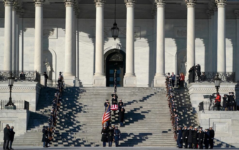 Féretro de Jimmy Carter sale del Capitolio en Washington. Foto: AFP