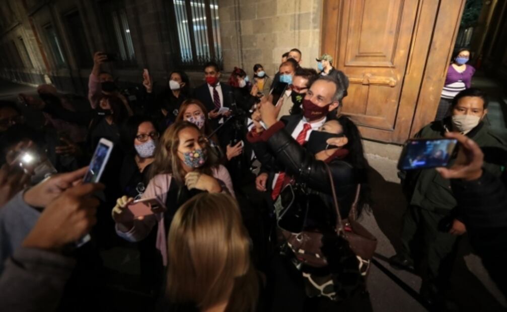 Club de fans lleva serenata con mariachi a López-Gatell