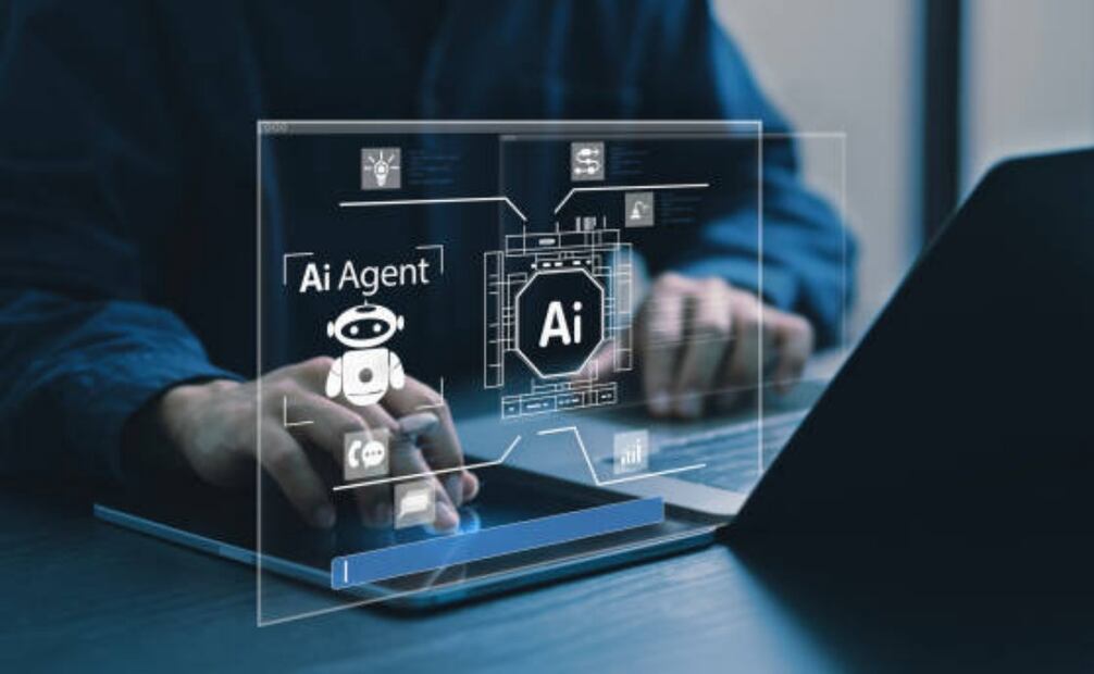 Respecto a las emociones que le genera la implementación de IA en la empresa, 36.9% indica que curiosidad y 26.7% que entusiasmo. Foto: iStock
