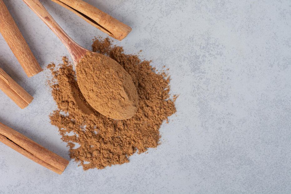 La canela tiene múltiples aplicaciones en la salud capilar. Foto: Freepik