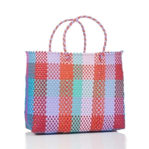 Gigi Hadid se pasea con una bolsa hecha por reclusos mexicanos