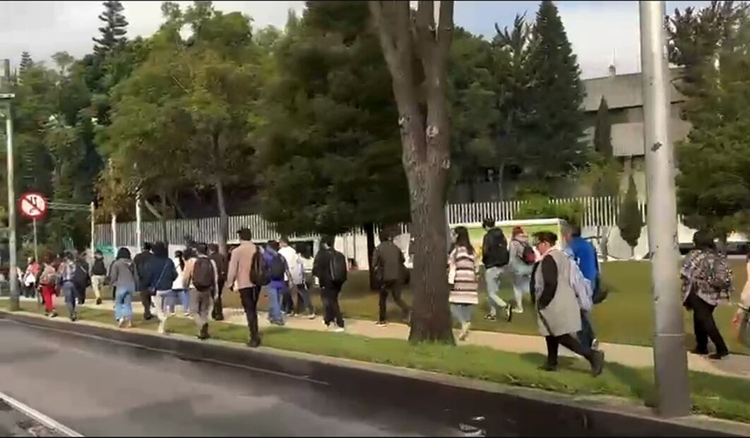 Cientos de usuarios del transporte público caminan sobre Paseo de la Reforma, ante los cierres de las líneas 1 y 3 de Metrobús por las movilizaciones de la CNTE. Foto: captura de pantalla