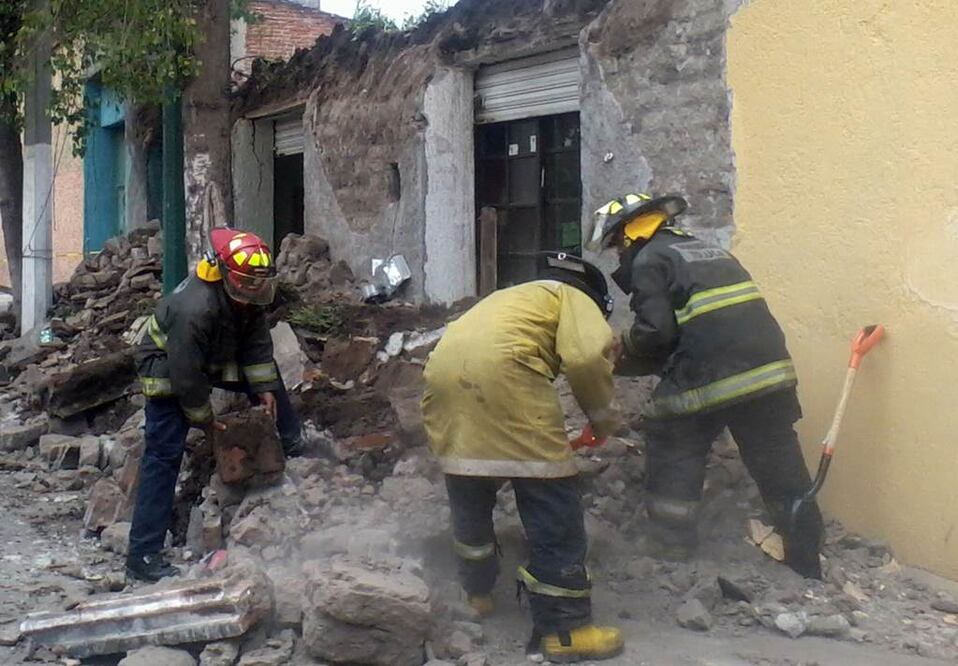 El derrumbe se produjo en el cruce de las calles Francisco Echeverría y 5 de Febrero, en la colonia Martín Carrera. Foto Archivo/EL UNIVERSAL