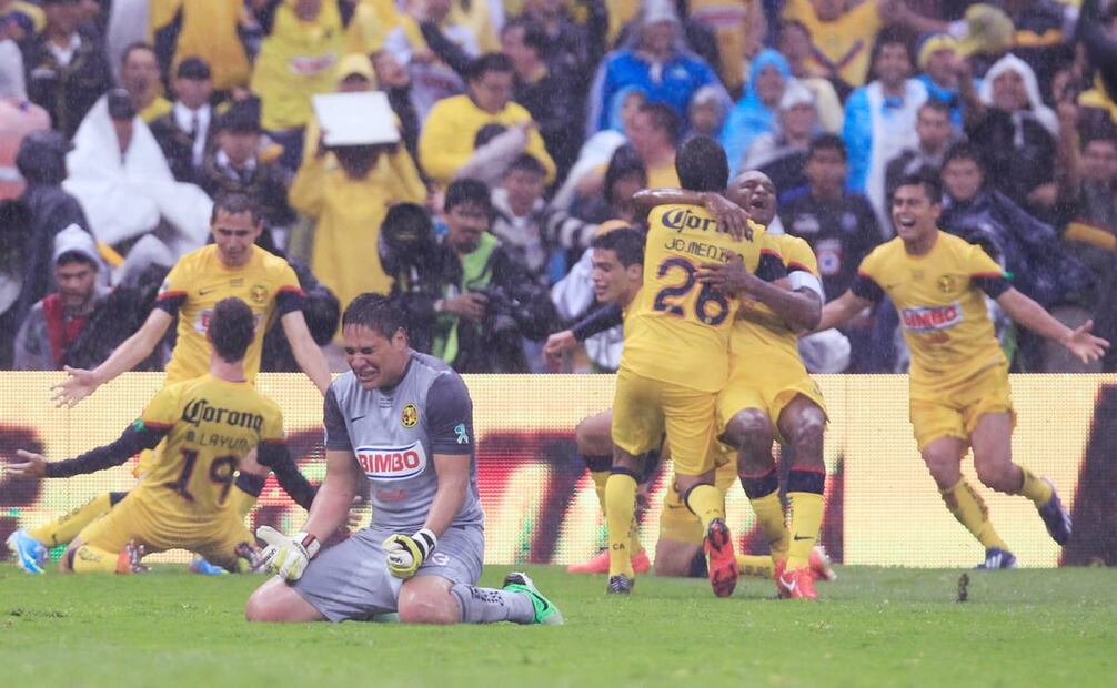 Festejos de los jugadores azulcremas al derrotar a la escuadra del Cruz Azul en penales, durante la final del Clausura 2013. Foto: Luis Cortés/EL UNIVERSAL.