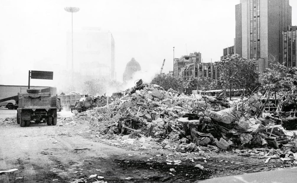 Paseo de la Reforma y Av. Juárez, 1985. Los escombros tras los dos sismos ocuparon el paso vehicular frente a la Lotería Nacional. Foto: Archivo EL UNIVERSAL.