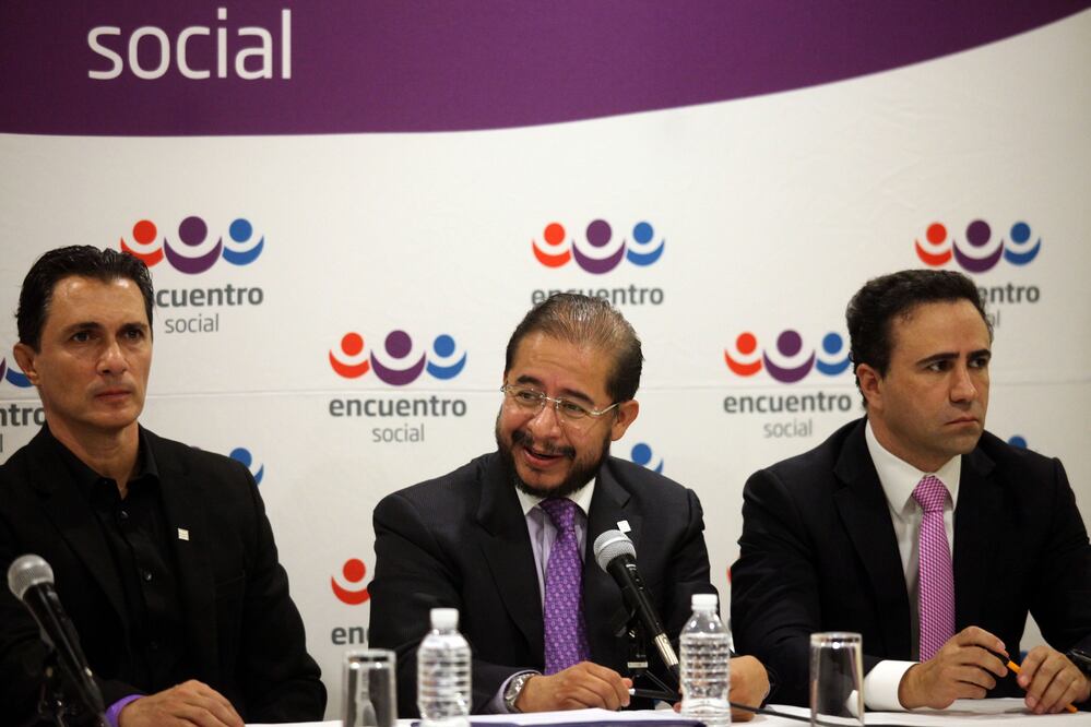 Hugo Eric Flores estuvo acompañado por el coordinador de los diputados del PES, Alejandro González Murillo, y el ex futbolista Adolfo Ríos. /Carlos Mejía - EL UNIVERSAL