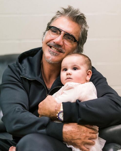 "El Potrillo" sube a su nieta al escenario en conmovedor concierto con su hijo