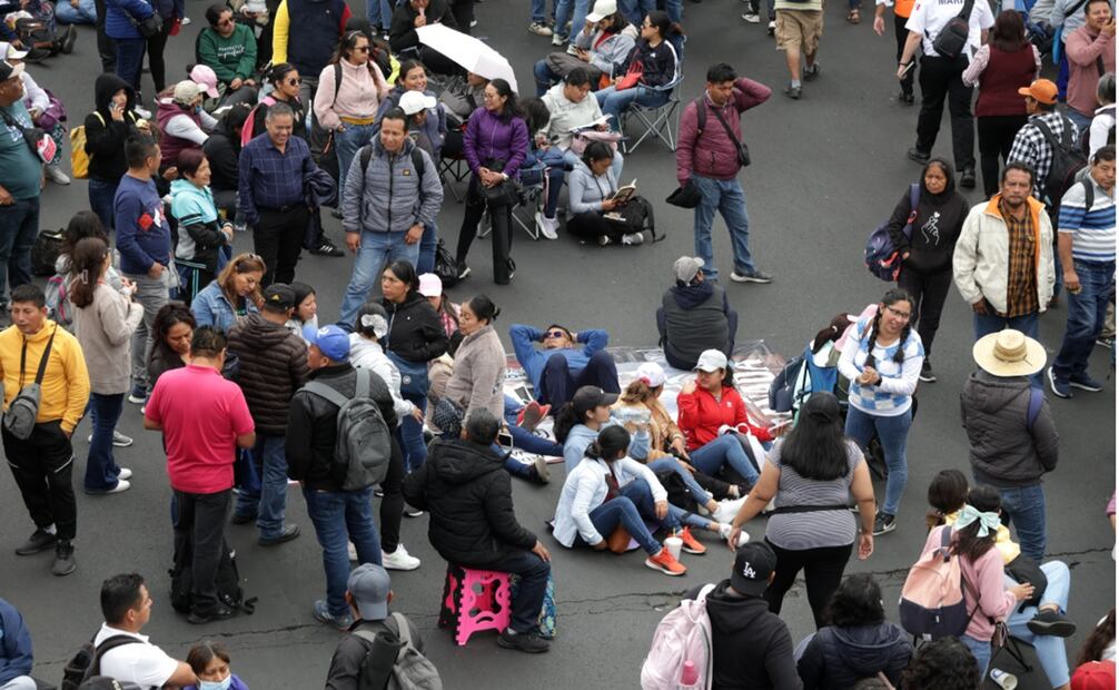 Integrantes de la CNTE bloquean los accesos a la Terminal 1 y 2 del Aeropuerto Internacional de la Ciudad de México. Foto: Carlos Mejía/EL UNIVERSAL