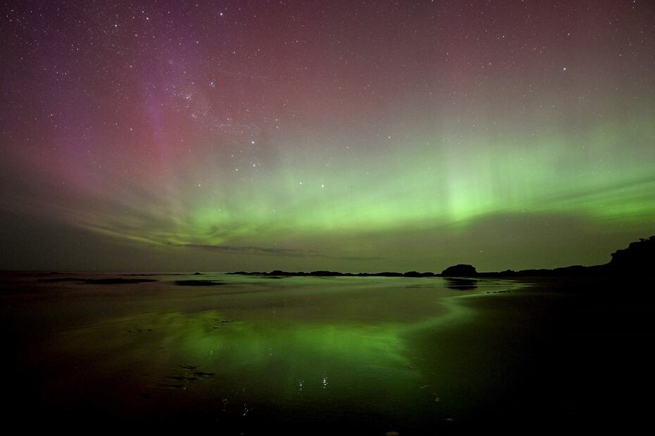 Una Aurora Australis, en Brighton Beach, en Nueva Zelanda. FOTO: SANKA VIDANAGAMA. AFP