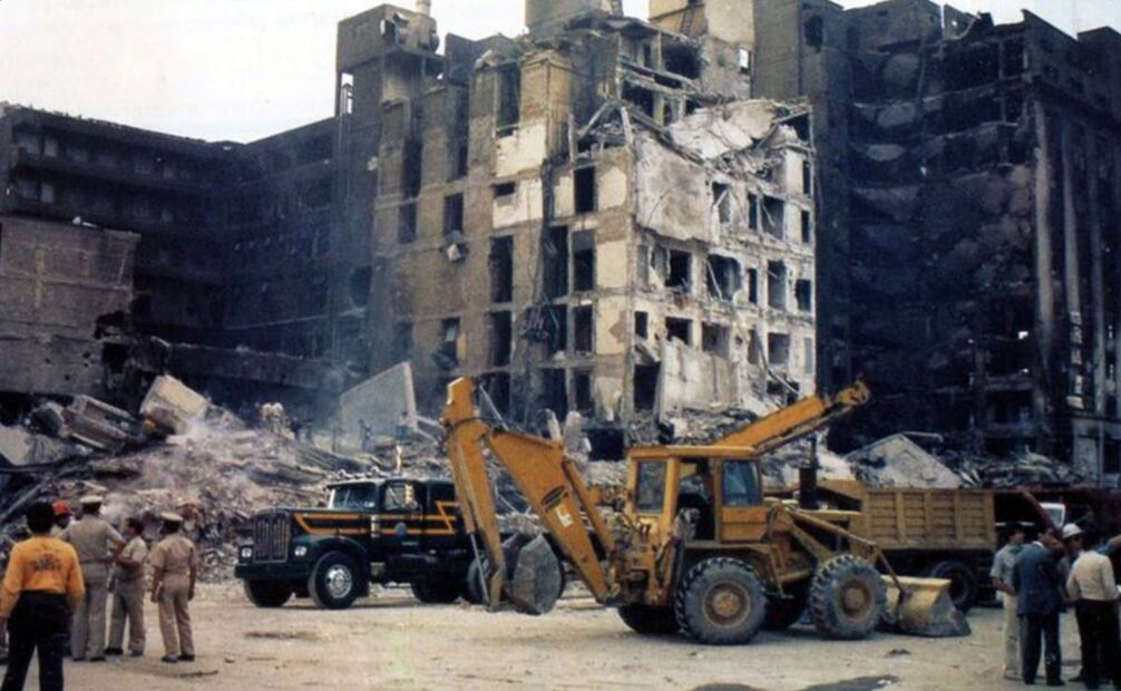 La maquinaria pesada hizo su aparición para retirar lo que quedó del Hotel Regis y el edificio de Salinas y Rocha tras los sismos de 1985. Un par de meses después, en ese mismo espacio se creó la Plaza de la Solidaridad. Imagen: Colección Villasana.