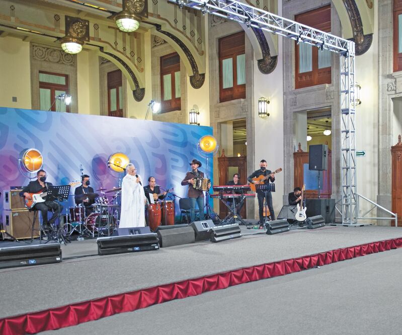 La cantante Eugenia León dedicó su actuación en la mañanera a todas las madres de México. Foto: PRESIDENCIA