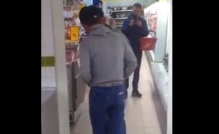 Hombre pelea contra su reflejo en Rusia 