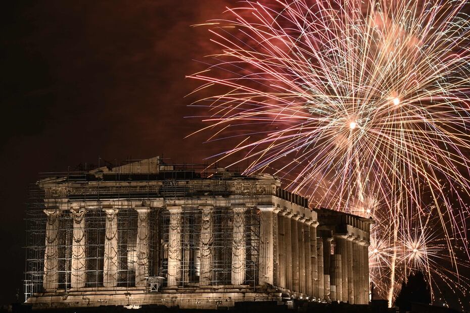Los fuegos artificiales, sobre la Acrópolis durante las celebraciones del Año Nuevo en Atenas, la madrugada del 1 de enero de 2024. Foto: AFP