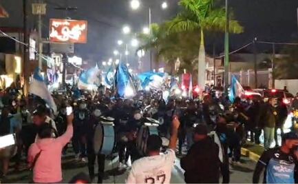 Aficionados de la Jaiba Brava arman fiestón y retan al Covid-19 