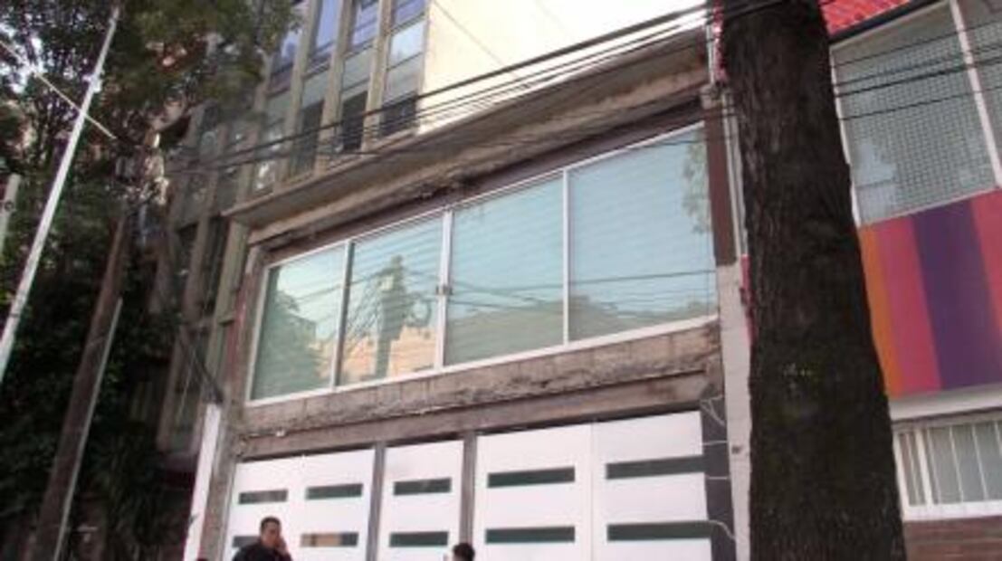 Demuelen tres pisos de inmueble construidos irregularmente en la Benito Juárez