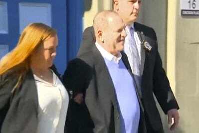 Arrestan a Harvey Weinstein por violación y abusos sexuales