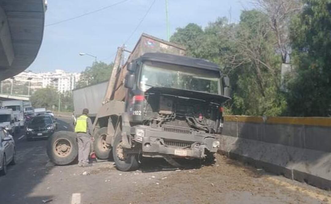 El accidente vial de los dos camiones de carga no dejó personas lesionadas, pero si un atorón vial de más de cuatro horas. Foto: Especial